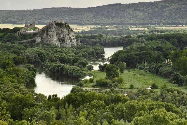 טירת דווין (Devín Castle) ברטיסלבה credit to getyourguide.com