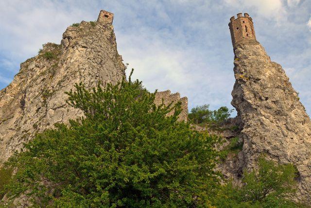 טירת דווין (Devín Castle) ברטיסלבה credit to getyourguide.com