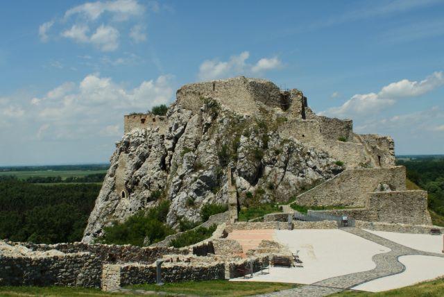 טירת דווין (Devín Castle) ברטיסלבה credit to getyourguide.com