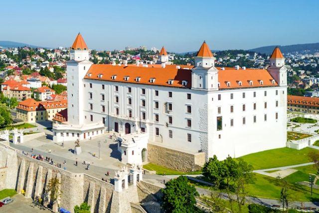 טירת ברטיסלבה (Bratislava Castle) credit to headout.com