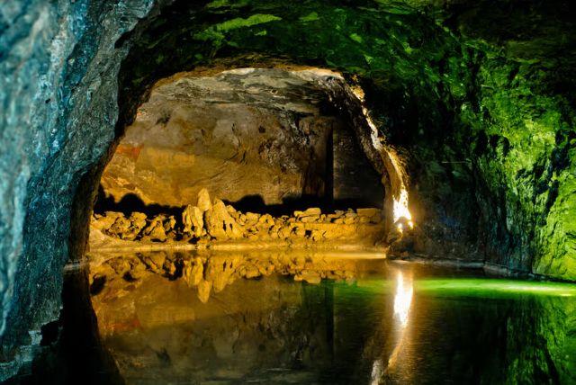 טיול מברטיסלבה לאגם זהגרוטה התת-קרקעי (Seegrotte Underground Lake) באוסטריה credit to getyourguide.com