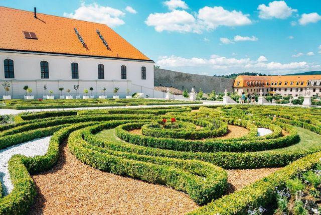 המוזיאון הלאומי של סלובקיה - Slovak National Museum credit to viator.com