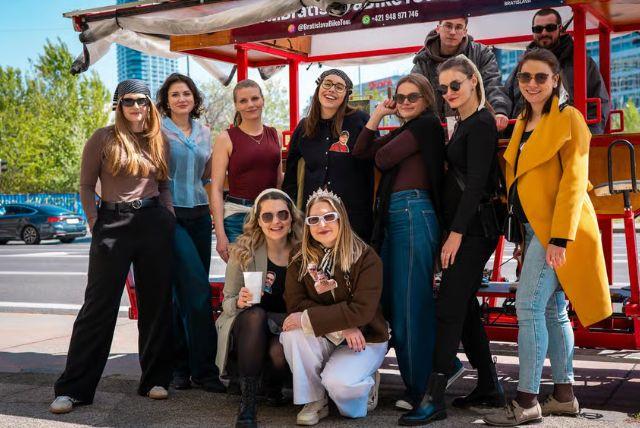 סיור בברטיסלבה באופניים משותפים בקבוצה מדוושת credit to getyourguide.com