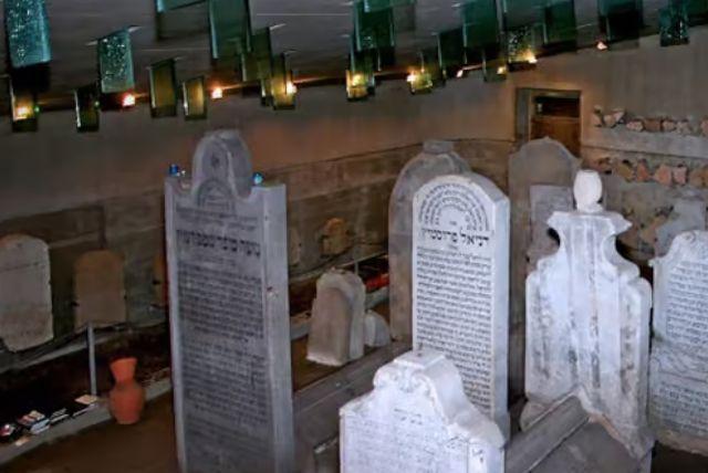 המוזיאון היהודי בברטיסלבה - מוזיאון הקהילה היהודית בבית הכנסת (Museum of Jewish Culture) credit to getyourguide.com