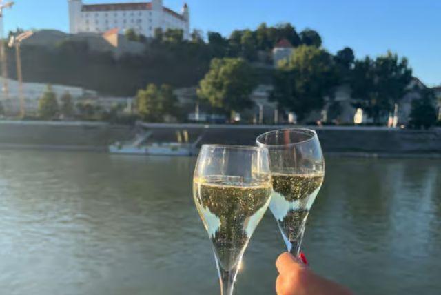 שייט וארוחת ערב על הדנובה בברטיסלבה credit to getyourguide.com