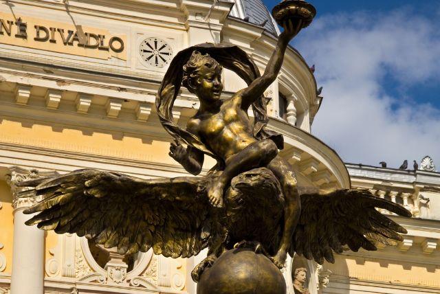 מזרקת גנימד (Ganymede’s Fountain) ליד תיאטרון האופרה (כיכר חוויזדסלאו) בברטיסלבה