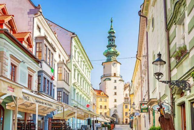 האם כדאי לקנות ברטיסלבה קארד (Bratislava CARD) ולמה? credit to getyourguide.com