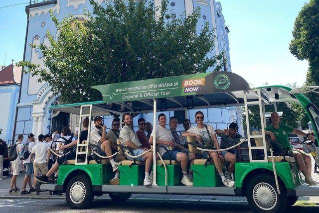 אוטובוס התיירים החשמלי בברטיסלבה - הופ און הופ אוף credit to viator.com